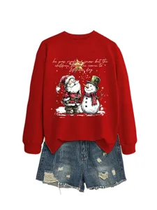 Felpa con stampa natalizia combinata con pantaloncini di jeans strappati, stile festivo.