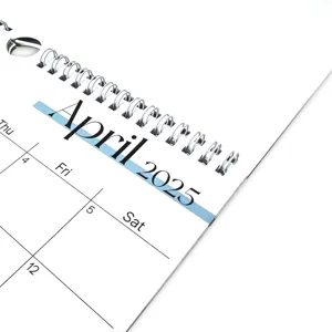 Vue détaillée de la page du calendrier d'avril 2025 avec reliure spirale et grille.