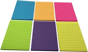 Vue detaille de blocs-notes adhésifs lignés colorés, papeterie multicolore pour plan.