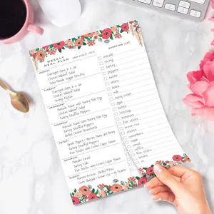 Détail de bloc-notes de plan de repas hebdomadaire floral, listes de courses élégantes.
