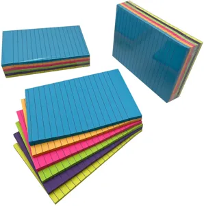 Vue de détail de blocs-notes lignés colorés dans des teintes fluorescentes vibrantes.