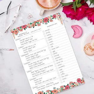 Gros plan détaillé du bloc-notes de menu hebdomadaire avec un design floral, vue à plat.