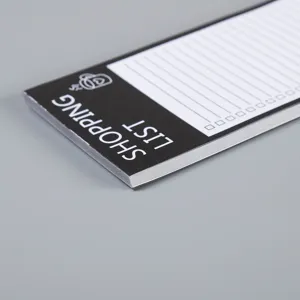 Vue détaillée du bloc-notes magnétique de liste de courses pour le réfrigérateur.