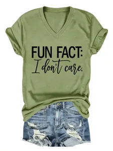 T-shirt casual verde con scollo a V e maniche corte con stampa divertente e dettaglio denim.