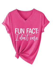 Maglietta donna rosa con scollo a V e maniche corte, simpatica stampa slogan e nodo.