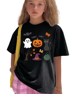 Détail du t-shirt noir pour enfants Halloween avec joli motif de fantôme et de citrouille.