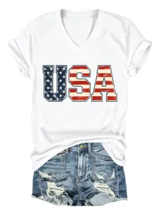 Detalle de camiseta blanca de manga corta con cuello en V, estampado de bandera USA y shorts.