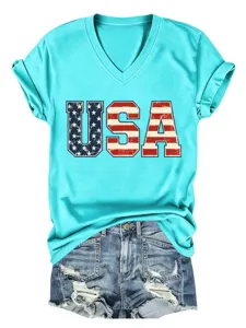 Camiseta de mujer de manga corta con cuello en V y estampado USA con pantalones cortos vaqueros.