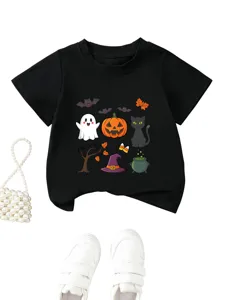 Vue détaillée du t-shirt d'Halloween pour enfants noir avec un joli imprimé de fantôme et citrouille.