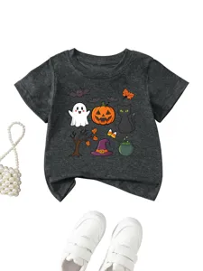 Gros plan détaillé d'un t-shirt à manches courtes gris foncé pour bambin avec motifs d'Halloween.