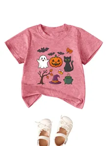 Gros plan détaillé du t-shirt rose pour enfants à manches courtes et imprimé d'Halloween.