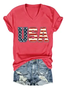 Camiseta roja de manga corta con cuello en V y gráfico patriótico de EE. UU. y shorts.