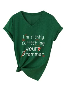 Detail van groene v-hals t-shirt met grappige tekst print en stijlvolle knoop detail.
