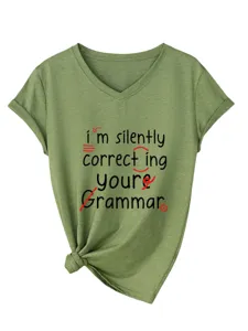 Vrouwen v-hals korte mouw olijfgroen t-shirt detail met voorzijde grammatica tekst print.