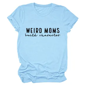 T-shirt femme bleu clair à manches courtes, col rond et impression de lettres amusantes.
