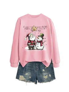 Felpa rosa girocollo a maniche lunghe con stampa natalizia e comodi shorts di jeans.
