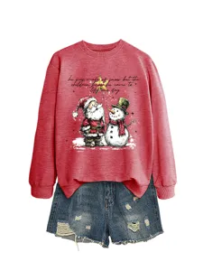 Felpa rossa a maniche lunghe con grafica natalizia vintage abbinata a pantaloncini di jeans.