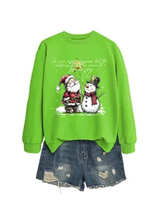 Felpa verde a tema natalizio abbinata a pantaloncini in denim strappato da donna abbigliamento casual