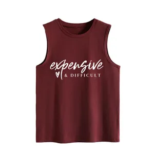 Detailopname van bordeauxrode mouwloze tanktop met witte sloganprint en ronde halslijn.