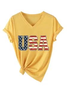 Primer plano de camiseta amarilla de mujer con cuello en V, manga corta, estampado USA y nudo.
