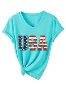 Detalle en primer plano del cuello en v y el dobladillo anudado en la camiseta azul USA.