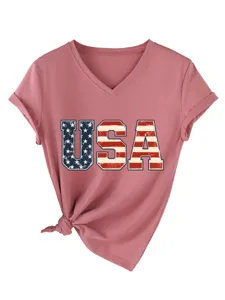 Detalle de primer plano de la camiseta rosa con estampado USA y dobladillo nudo.