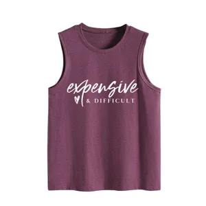 Close-up detail van de casual bordeauxrode dames tanktop met stijlvolle witte slogantekst.