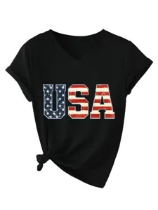 Primer plano de camiseta negra con cuello V, estampado USA y detalle de nudo en dobladillo.