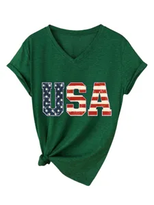Detalle de camiseta verde de cuello V y manga corta con gráfico de letras USA y dobladillo anudado.