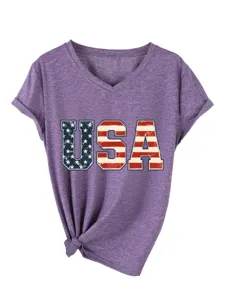 Primer plano detallado de una camiseta morada de manga corta con cuello en V y gráfico USA.