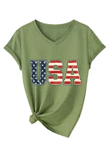 Detalle de camiseta verde con cuello en V, manga corta y estampado de letras con bandera USA.