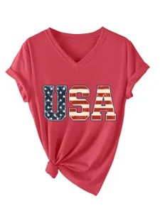 Primer plano detallado de la camiseta roja de cuello en V para mujer con estampado USA.
