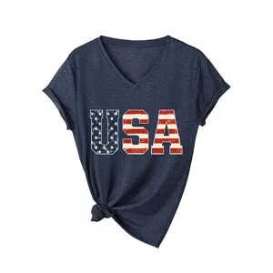 Camiseta de mujer cuello V manga corta con estampado letra bandera USA y nudo dobladillo.