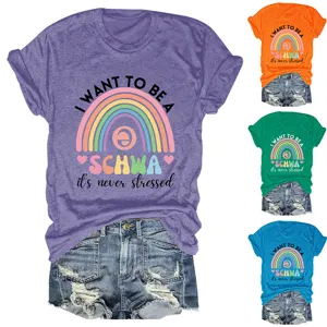 Vista dettagliata della t-shirt a maniche corte stampata con lettere arcobaleno e pantaloncini.