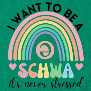 Dettaglio maglietta verde grafica con citazione linguistica schwa e arcobaleno.