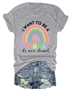 T-shirt grigia a maniche corte casual con simpatica grafica arcobaleno e citazione divertente donna.