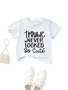 Vista di dettaglio della t-shirt bianca per bambini con stampa grafica e morbida.