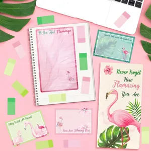 Vue à plat détaillée d'un joli ensemble de papeterie flamant rose et blocs-notes adhésifs.