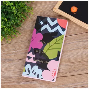 Vue détaillée d'un bloc-notes long et élégant avec motif floral géométrique et citation.