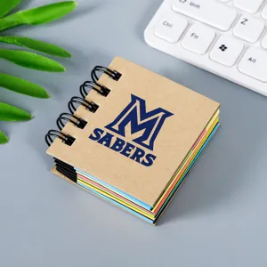 Mini cuaderno de espiral con notas adhesivas de colores, cubierta de papel kraft y bloc.