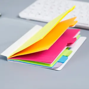 Primer plano de notas adhesivas coloridas, pestañas neón para la oficina y la escuela.