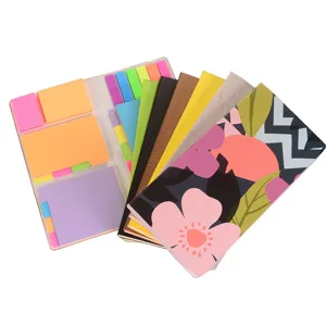Ensemble de notes adhésives portables avec plusieurs blocs-notes colorés pour étude et bureau.