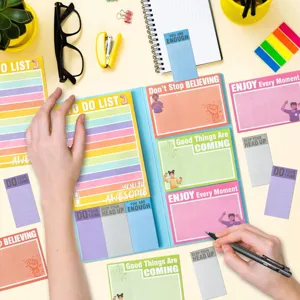 Ensemble de notes adhésives colorées et blocs-notes de planificateur vue détaillée mignonne.