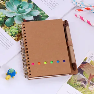 Carnet spiralé en papier kraft avec notes adhésives et stylo pour bureau et école.