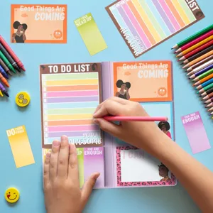 Ensemble de planificateur de notes autocollantes colorées avec blocs-notes et crayons.