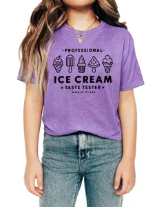 Primo piano dettagliato della maglietta viola per bambini con la stampa di gelato.