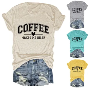 T-shirt femme décontracté à col rond et manches courtes avec imprimé café et jean short.