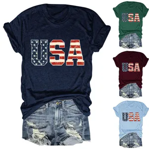 Γυναικείο κοντομάνικο t-shirt με τύπωμα σημαίας USA και σετ τζιν σορτς λεπτομέρεια.