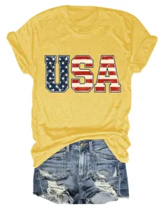 Γυναικείο casual κοντομάνικο t-shirt με τύπωμα USA και μοντέρνα τζιν σορτς λεπτομέρεια.