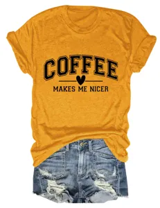 Vue détaillée du t-shirt femme décontracté à manches courtes avec impression café.